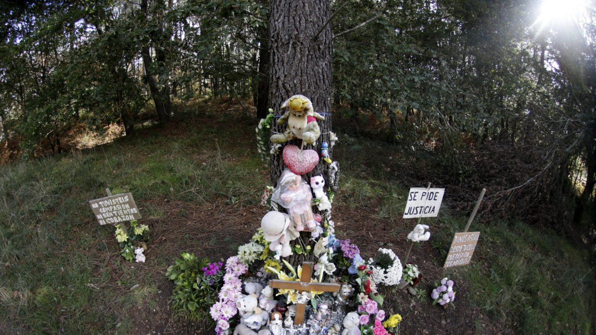 Carteles y flores en el altar en el lugar donde apareció muerta la niña Asunta Basterra en 2013.