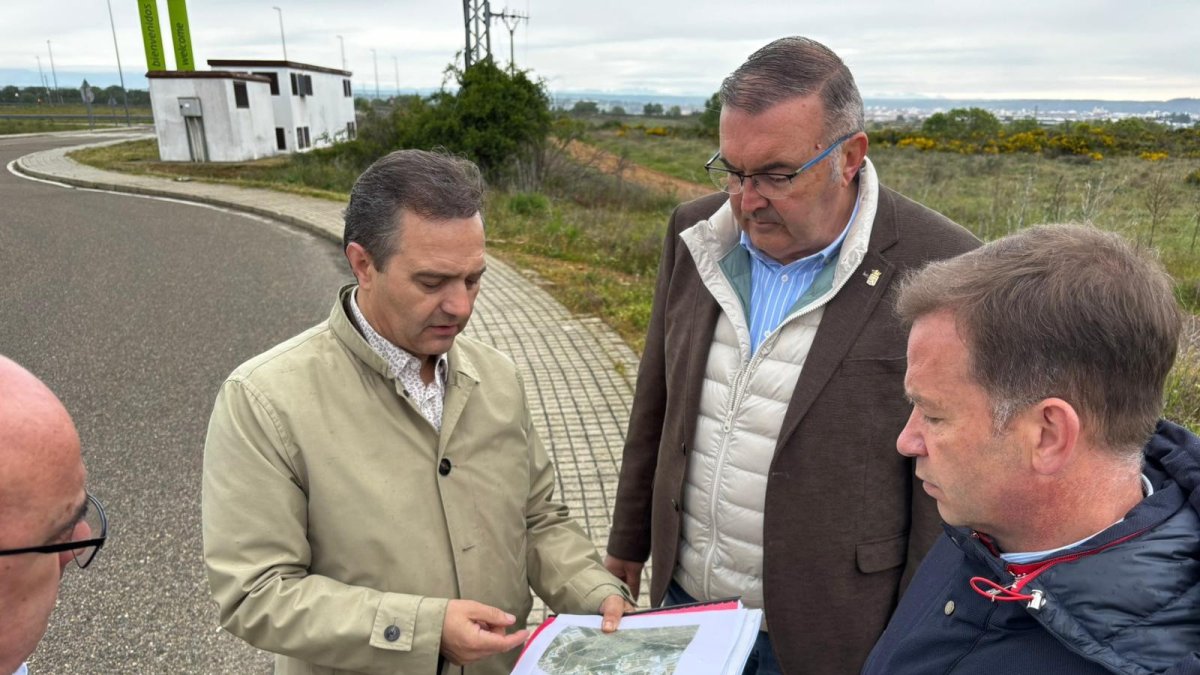 El vicepresidente primero de la Diputación de León y responsable de Fomento, Roberto Aller visita los terrenos del Polígono Industrial de Trobajo del Camino.
