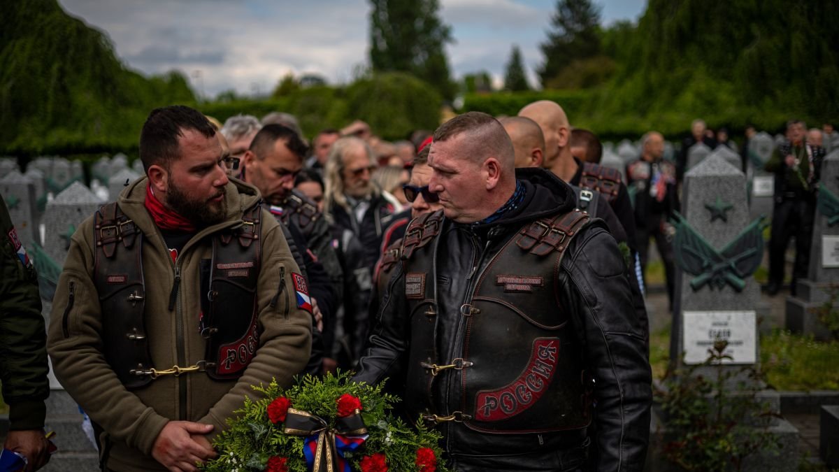 Homenaje a soldados soviéticos caídos en la Segunda Guerra Mundial en el cementerio de Olsany, en Praga.