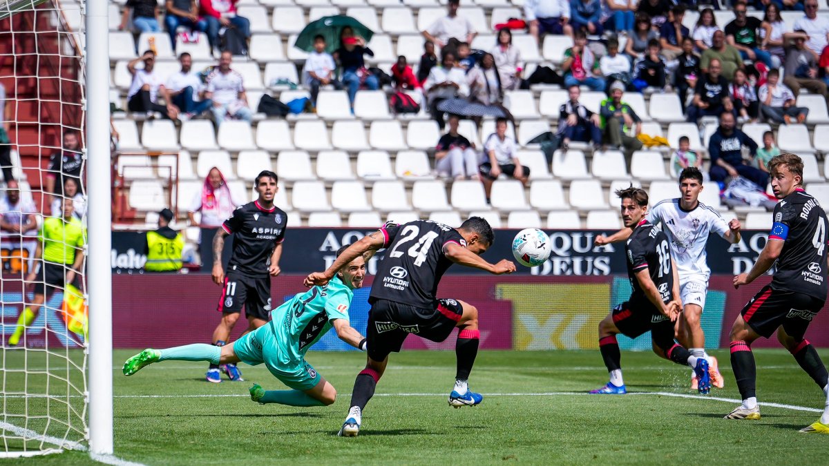 El penalti cometido por Víctor García al tocar el balón con la mano derecha marcó el desenlace del encuentro.