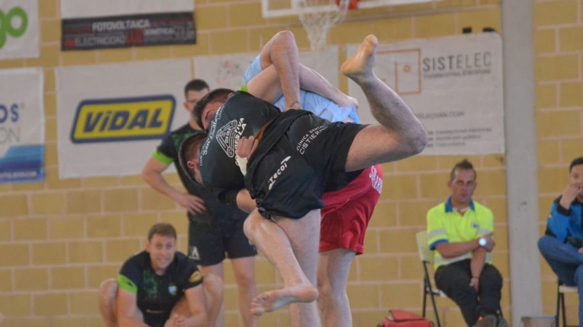 Carlos Mondelo y Pablo Larrea en su combate.