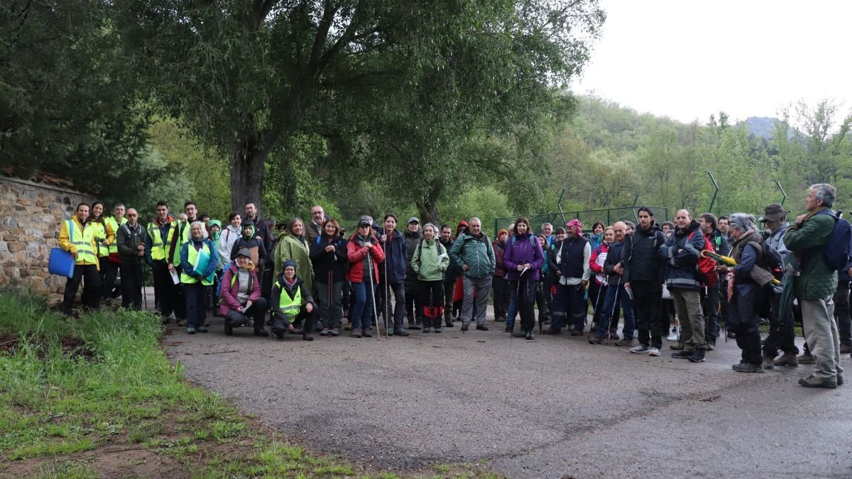 Participantes en la ruta geológica realizada por la localidad de Crémenes.