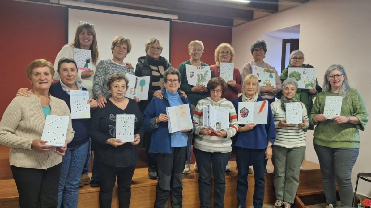 Participantes en el taller de libro-arte que se celebró en La Casona de Murias.