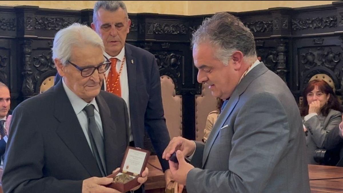 Benito García Álvarez, 'Escarpizo' y José Luis Nieto, alcalde de Astorga, durante el acto.