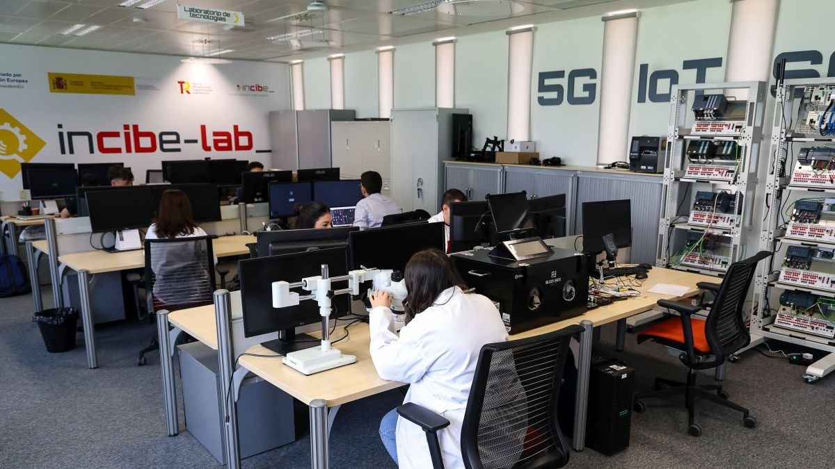 Laboratorio de Ciberseguridad del Incibe, que trabaja con el softwarte para reproducir gemelos digitales y ciberataques.