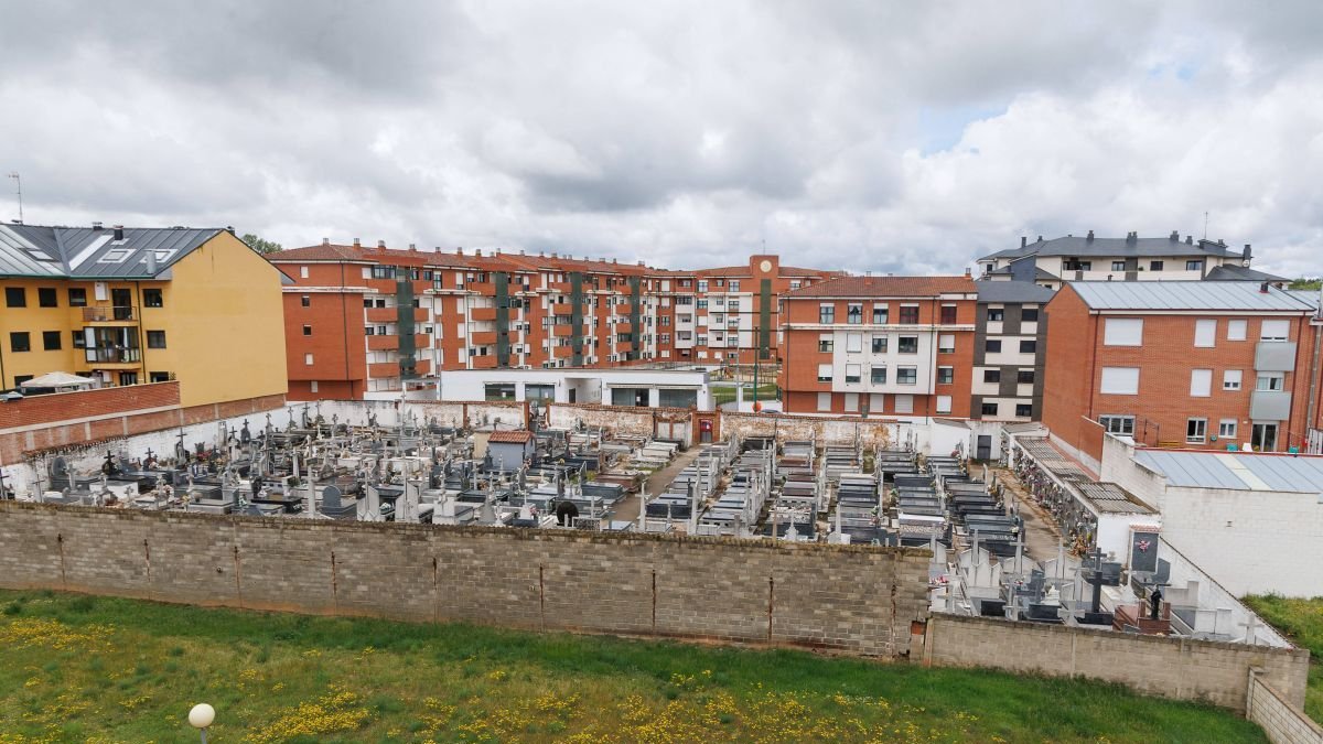 El camposanto de San Andrés está al límite de su capacidad tras haberse quedado encerrado por bloques de viviendas.