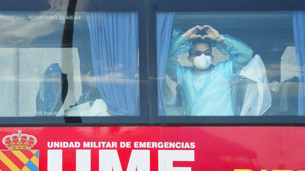 Uno de los últimos pasajeros del crucero Hondius, afectado por un brote de hantavirus, da las gracias ayer desde el bus de la UME.