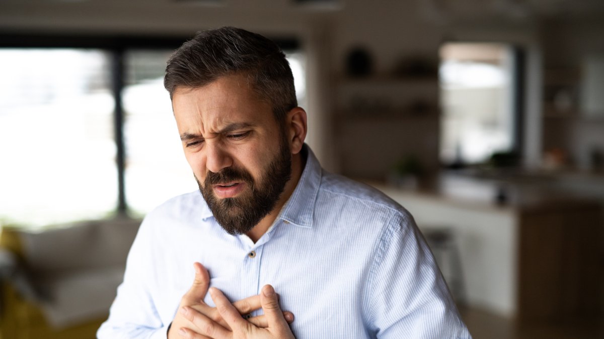 Un hombre experimenta un dolor en el pecho