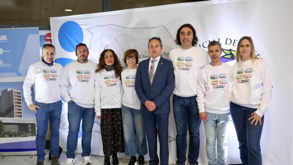 El Colegio de Enfermería realizó un acto reivindicativo en el hall del Hospital de León.