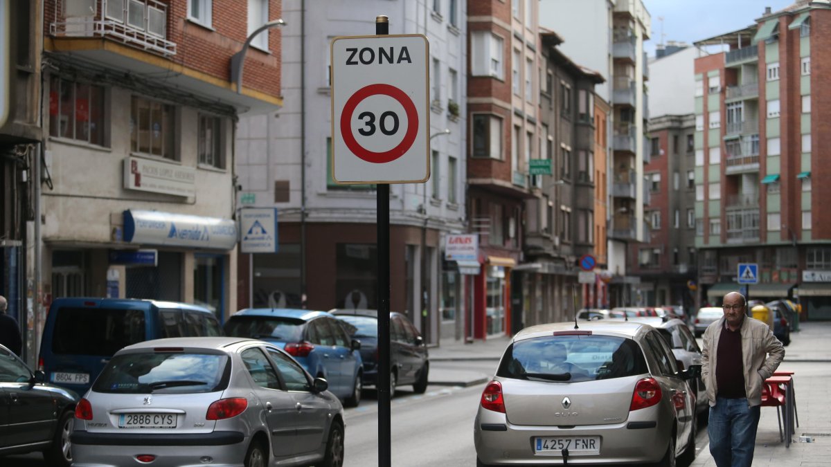 Una señal de limitación de velocidad.