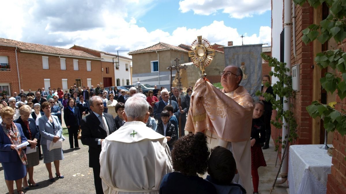 Un momento de la bendición del santo.