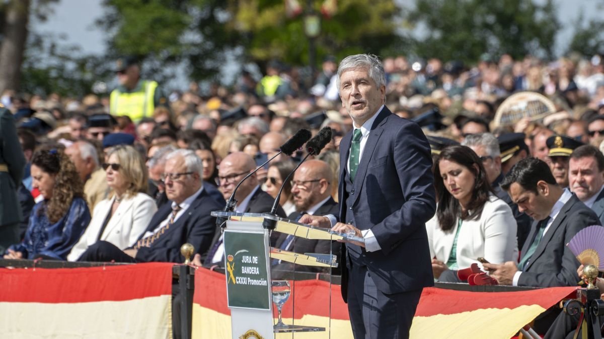El ministro del Interior, Fernando Grande-Marlaska, preside la jura o promesa de bandera de los integrantes de la 131ª promoción de la Academia de Cabos.