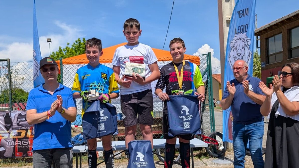 Uno de los cuatro podios del Trial Bici de San Cibrián de Ardón.