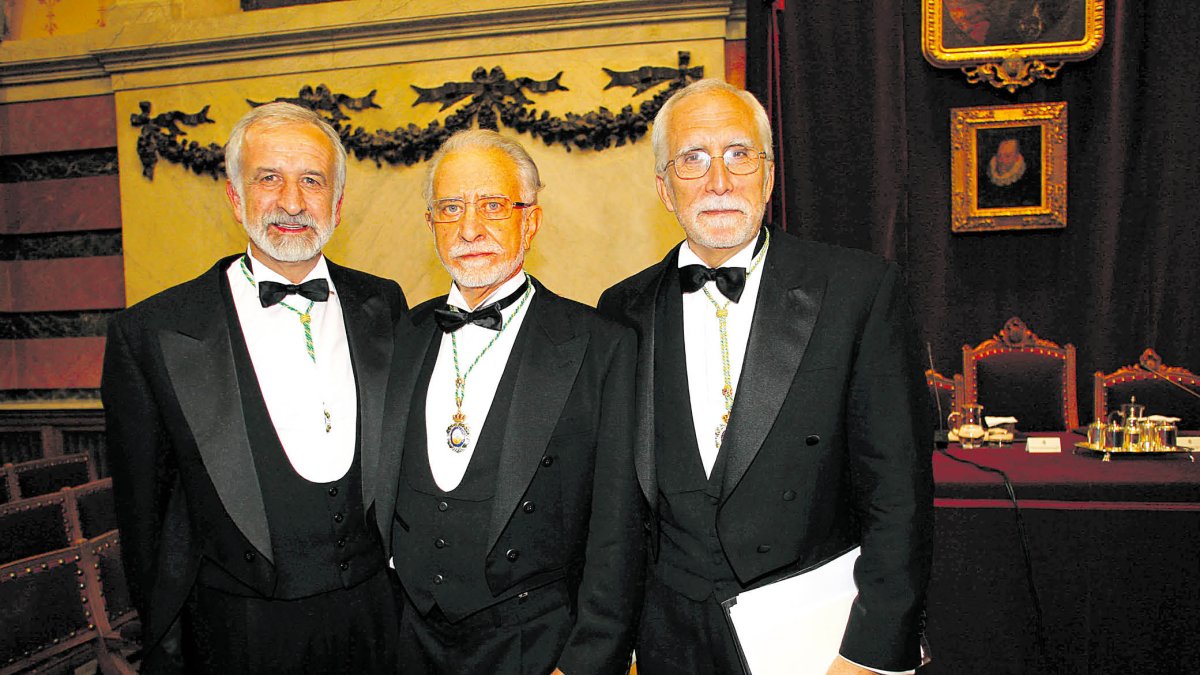 Salvador Gutiérrez y Luis Mateo Díez, junto a José María Merino, en el centro, en su nombramiento como académico.