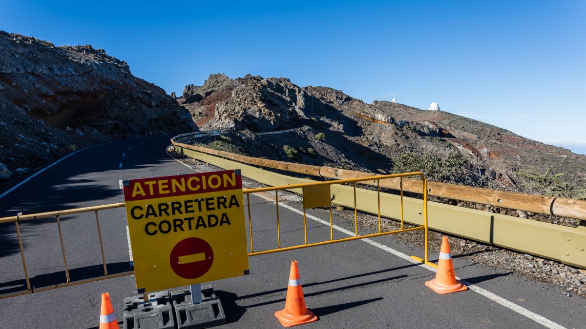 Carretera cortada con una señal de advertencia