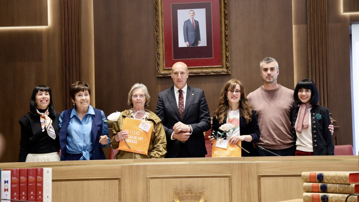 El alcalde de León, José Antonio Diez, preside el pregón de la Feria el Libro, cuyas pregoneras son la escritora y periodista Noemí Sabugal y la filóloga e investigadora Janick Le Men.