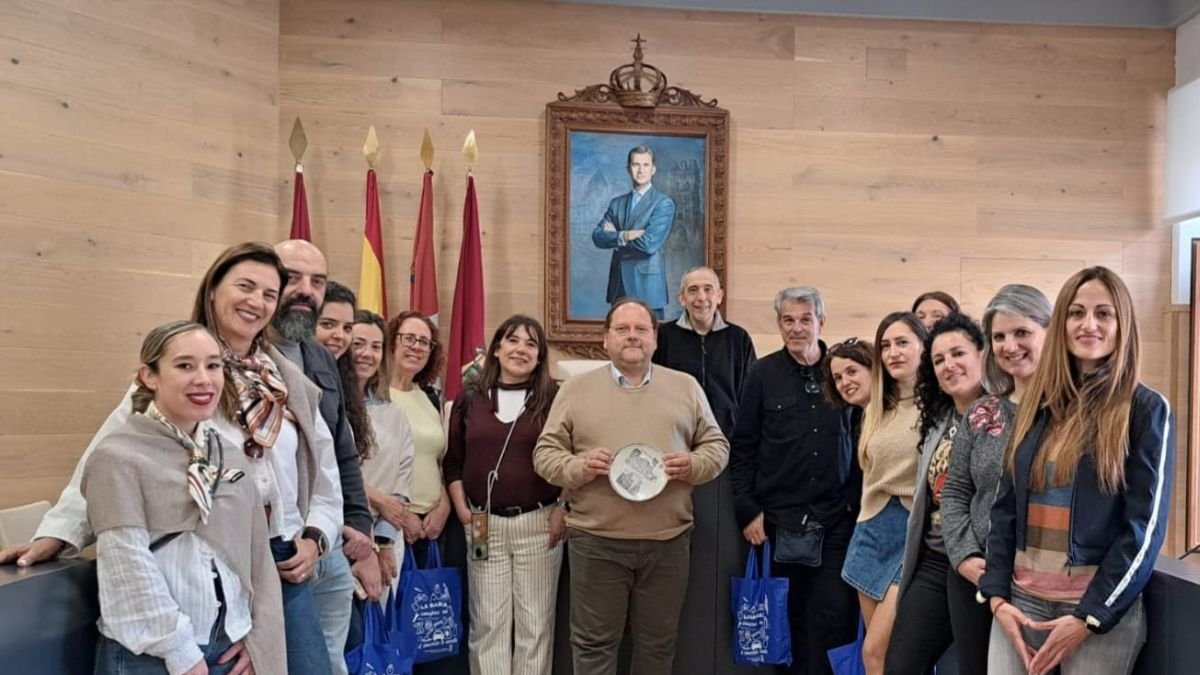 Los docentes fueron recibidos en el Ayuntamiento de La Bañeza.