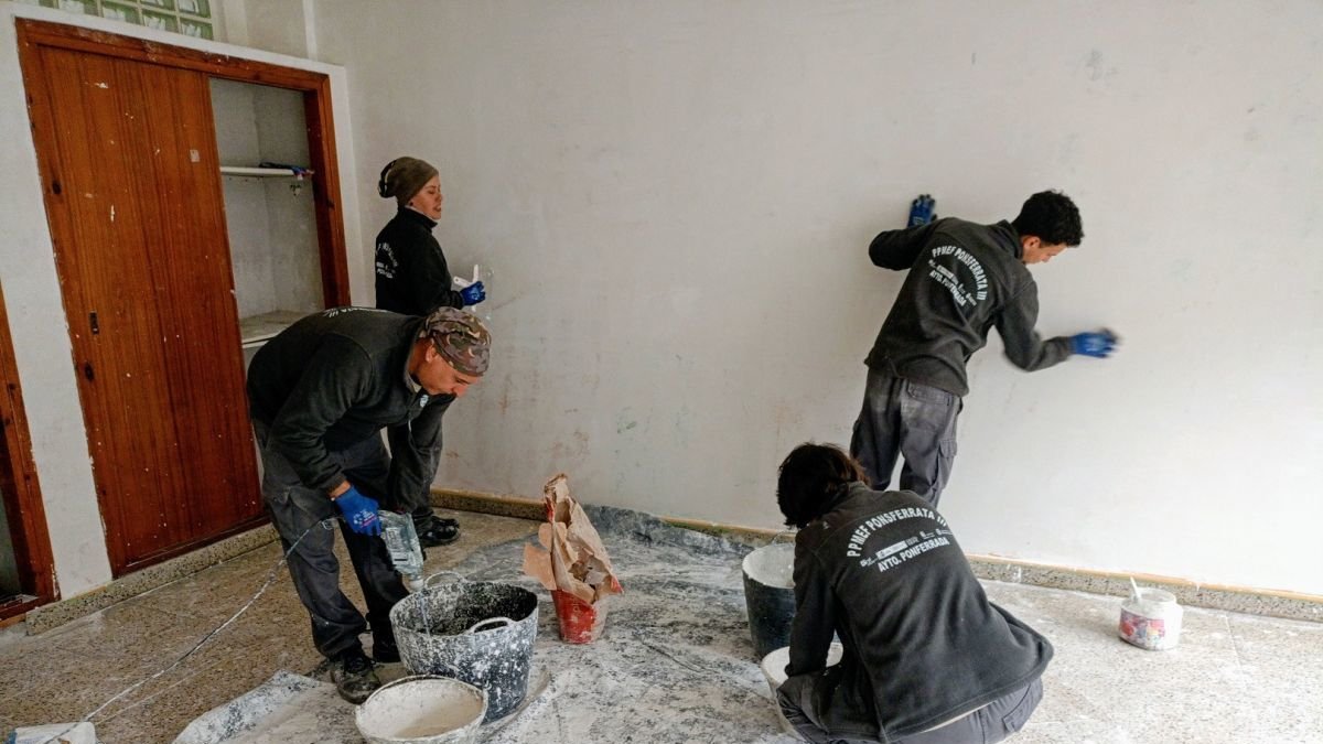 Trabajadores de la Escuela Taller en los locales de Flores.