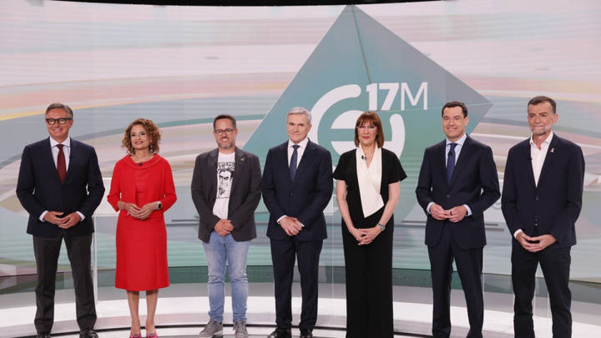 Los candidatos a la presidencia de la Junta de Andalucía, Manuel Gavira por VOX (i), María Jesús Montero por el PSOE (2i), José Ignacio García por Adelante Andalucía (3i), Juanma Moreno por el PP (2d) y Antonio Maíllo de Por Andalucía (d), a su llegada al debate de los candidatos.