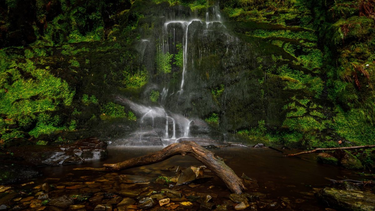 Una de las cascadas del entorno de Carracedo de Compludo, un paisaje natural que refuerza el aislamiento y el encanto de este pequeño pueblo berciano.