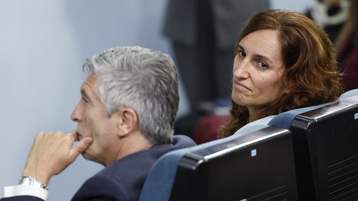 Los ministros de Sanidad, Mónica García e Interior, Fernando Grande Marlaska, en una rueda de prensa del presidente del Gobierno, Pedro Sánchez.