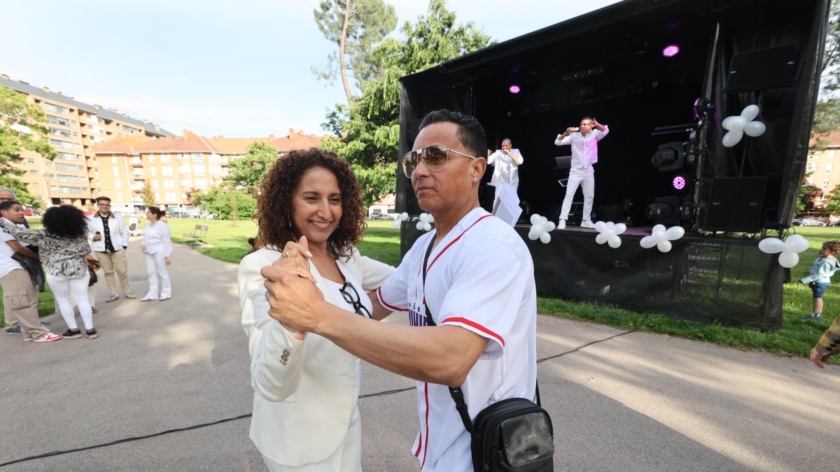 La concejala bailando en la Fiesta de la Interculturalidad