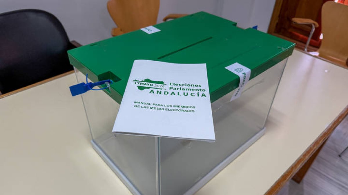Varias urnas preparadas en el colegio electoral de Castilleja de Guzmán, en Sevilla