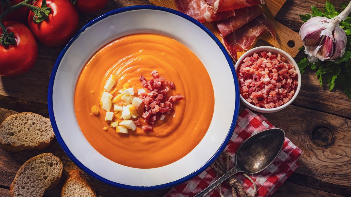 El salmorejo a la leonesa reinventa el clásico andaluz con cecina como protagonista, un guiño al tapeo más emblemático de León.