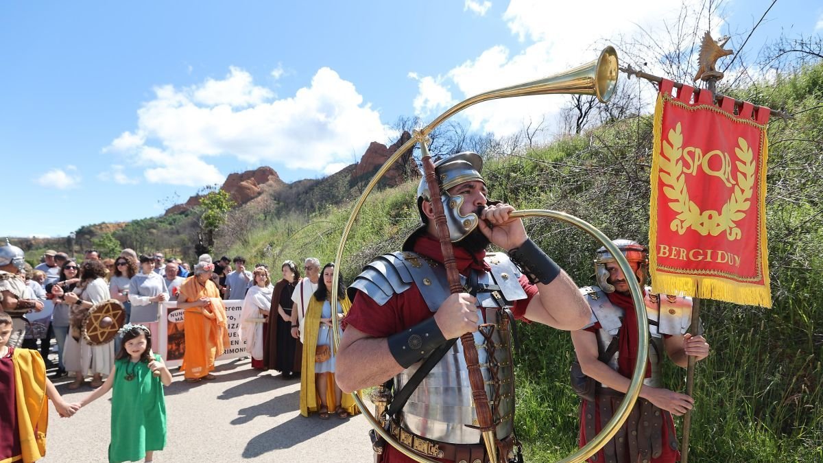 Salida de la marcha desde la zona de aparcamiento hacia el pueblo de Médulas, con los picachos al fondo.