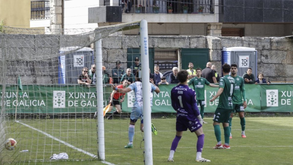 Momento del gol de Slavy para la Ponferradina.