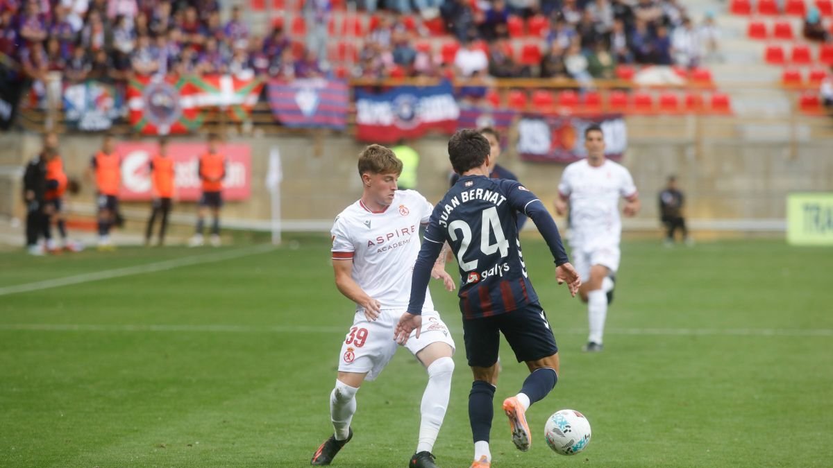 Morante, a la izquierda, disputa el balón a Bernat.