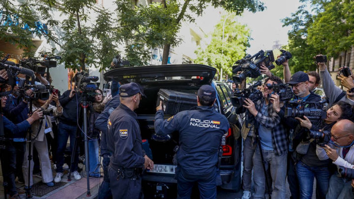 Agentes de la Policía Nacional guardan material incautado en un vehículo de la UCO durante el registro a la oficina del expresidente del Gobierno José Luis Rodríguez Zapatero este martes en Madrid.