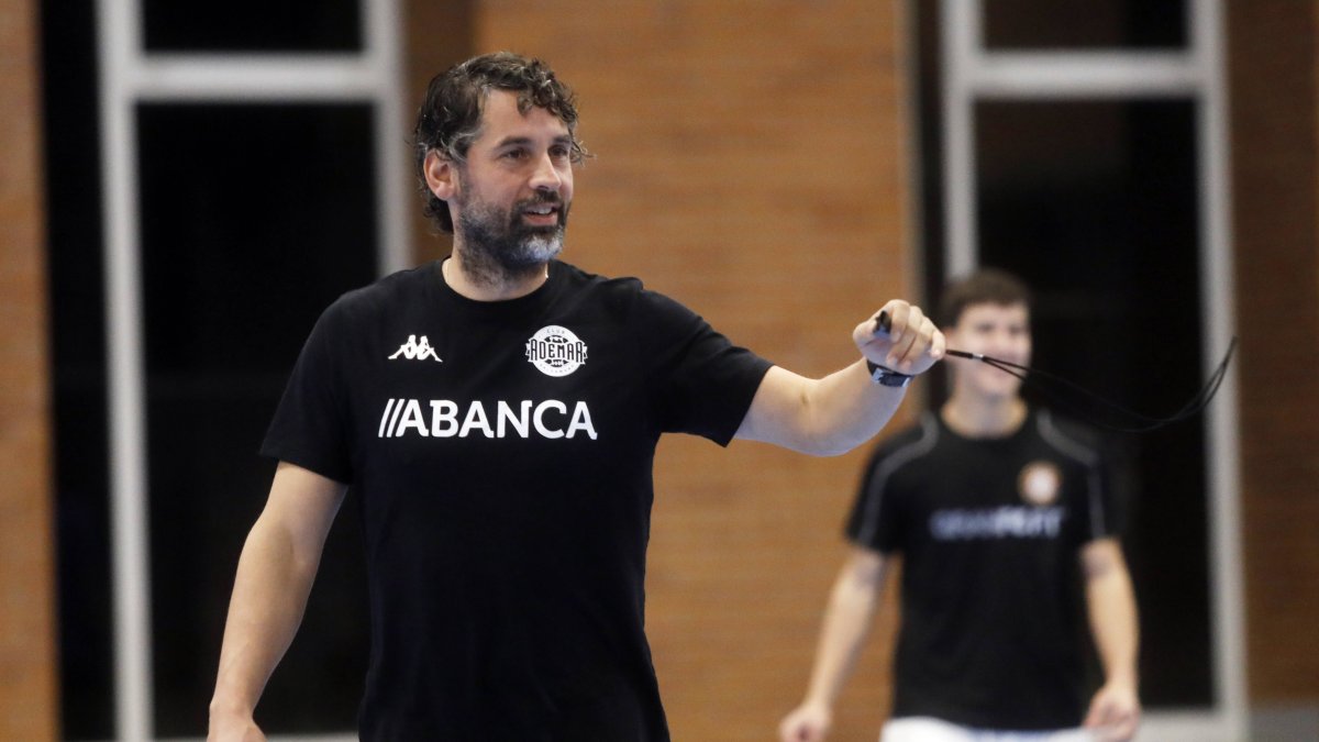 JUANÍN GARCÍA ENTRENA AL ULE ADEMAR