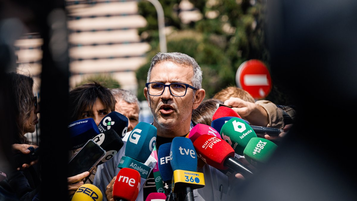 El delegado de CSIF en el Hospital Gómez Ulla, José García, atiende a los medios de comunicación, frente al Hospital Gómez Ulla, a 11 de mayo de 2026, en Madrid (España). García ha alertado del despido inminente de 200 trabajadores temporales en el Hospit.