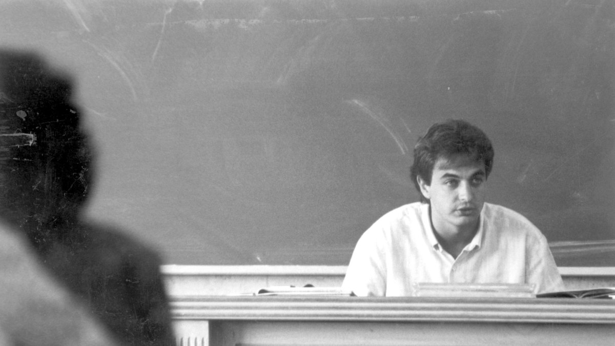 El joven José Luis Rodríguez Zapatero impartiendo clases de derecho Político en la Universidad de León.