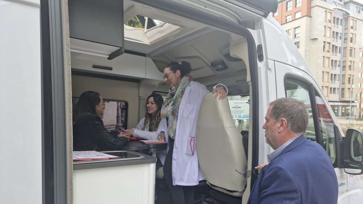 Los profesionales de la Gasbi atienden a una paciente en el camión de la Separ