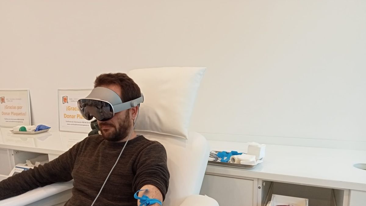 Castilla y León incorpora las gafas de realidad virtual mixta para el donación de sangre.