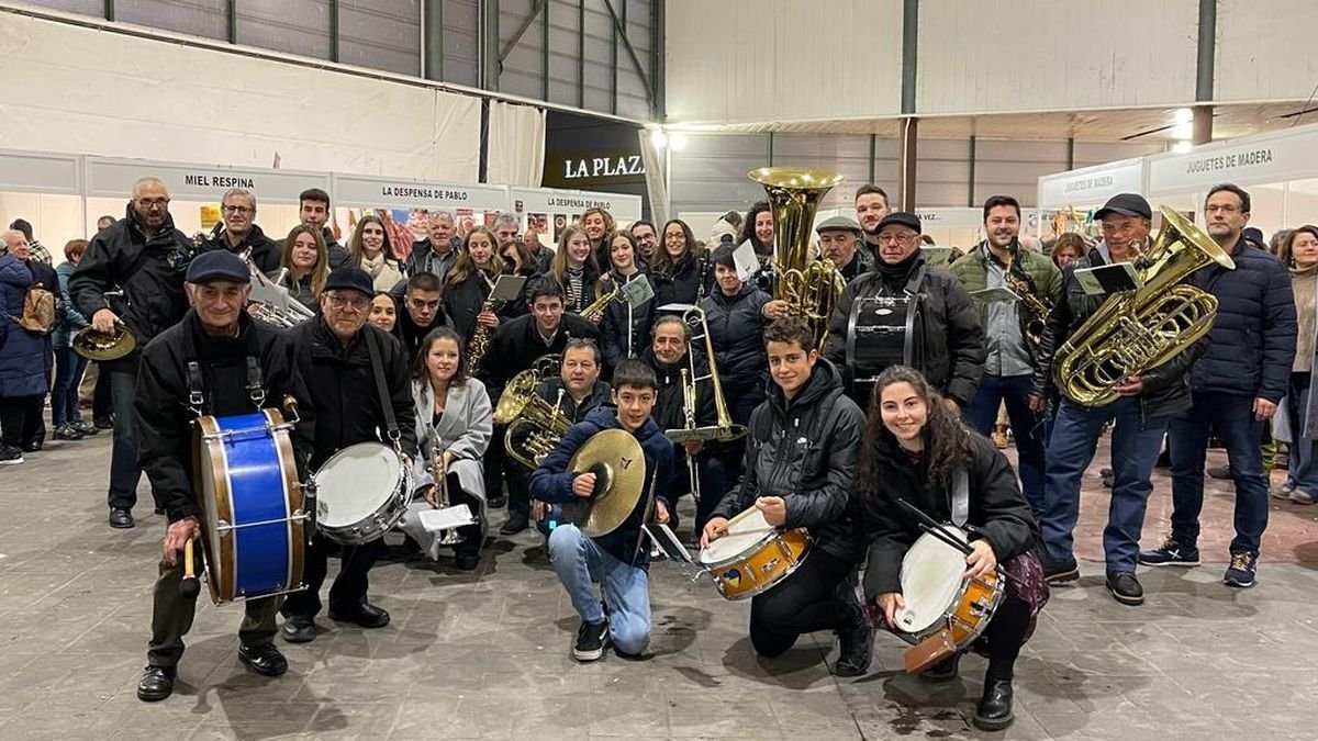 Banda de música de Cistierna tras realizar un pasacalles.