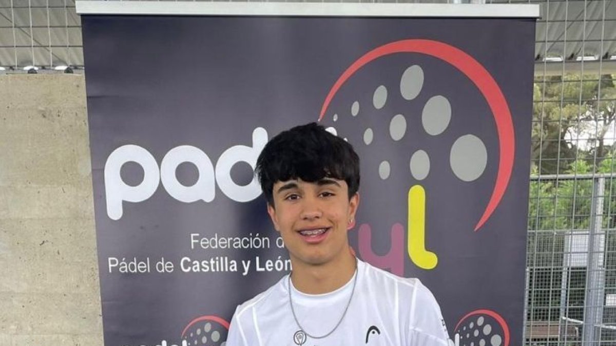 Alejandro Alonso Carrera posa orgulloso con su trofeo.