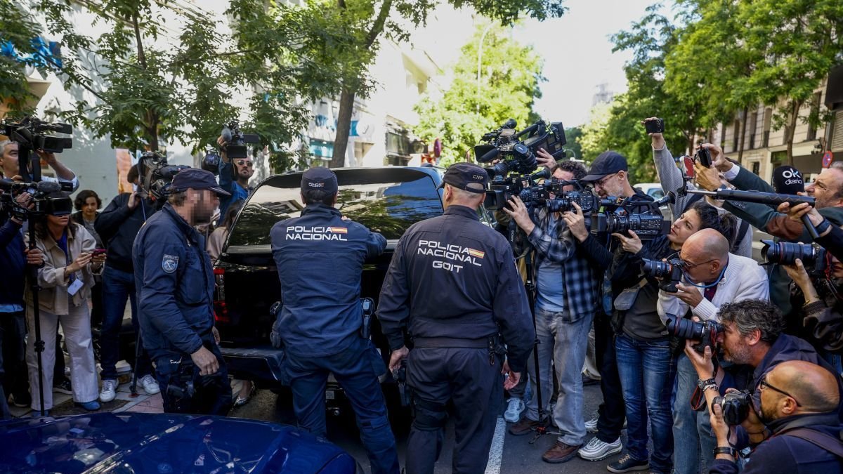 Agentes de la Policía Nacional introducen material incautado en un vehículo de la UCO durante el registro a la oficina de Zapatero, ayer.