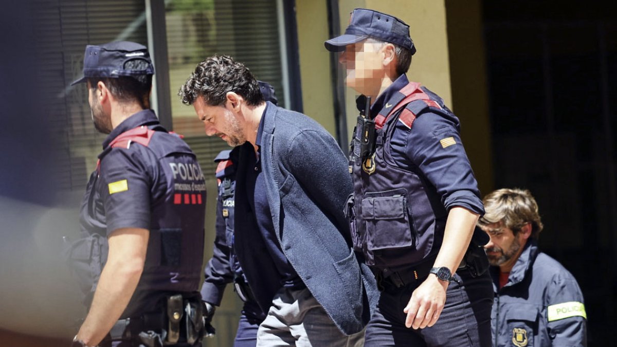 Jonathan Andic, hijo del fundador de Mango, Isak Andic, ha llegado poco antes de la una del mediodía a los juzgados de Martorell (Barcelona) para comparecer ante la jueza que instruye la causa por la muerte del empresario, tras ser detenido esta mañana por los Mossos d'Esquadra.
