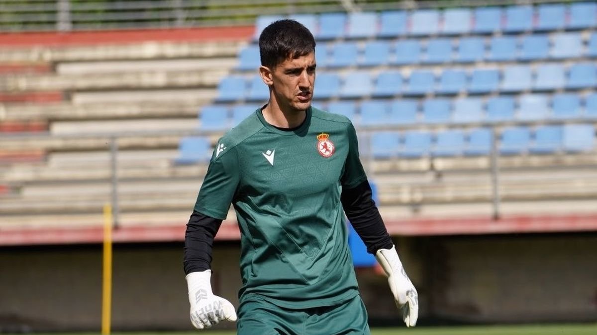 El cancerbero Edgar Badia durante un entrenamiento de esta semana.