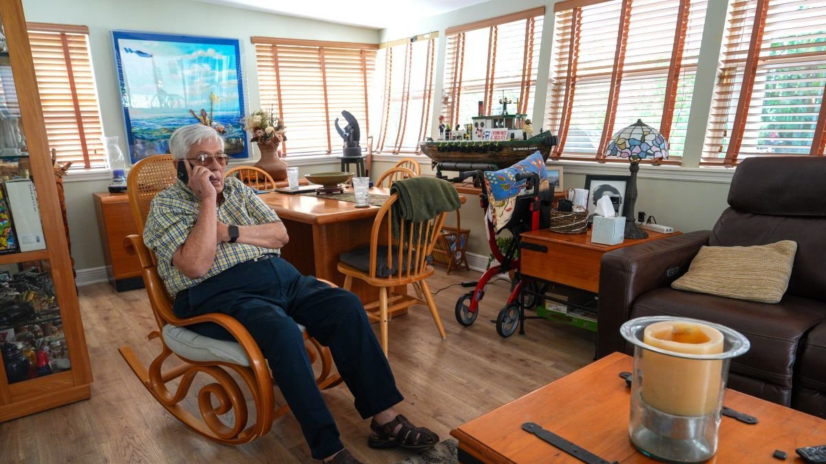El fundador de Hermanos al Rescate, el cubano José Basulto, atiende a una llamada telefónica en su casa en Miami.