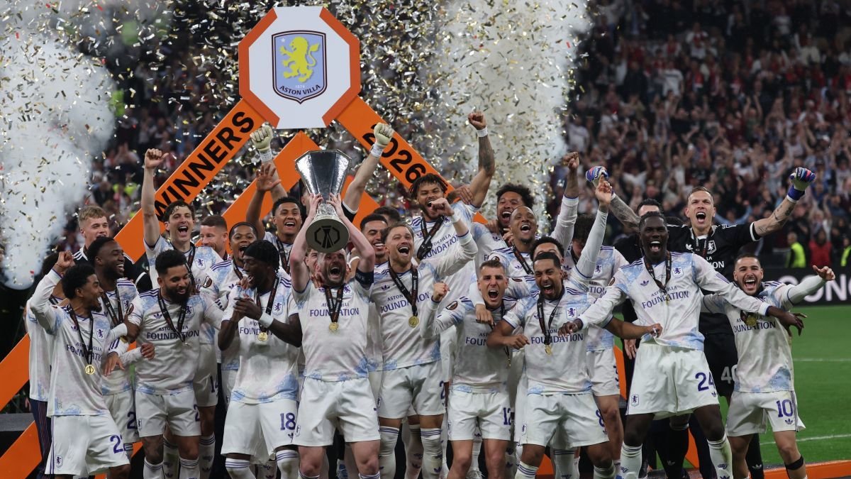 El Aston Villa, con Emi Buendía, celebra el título continental levantando la copa de campeón.