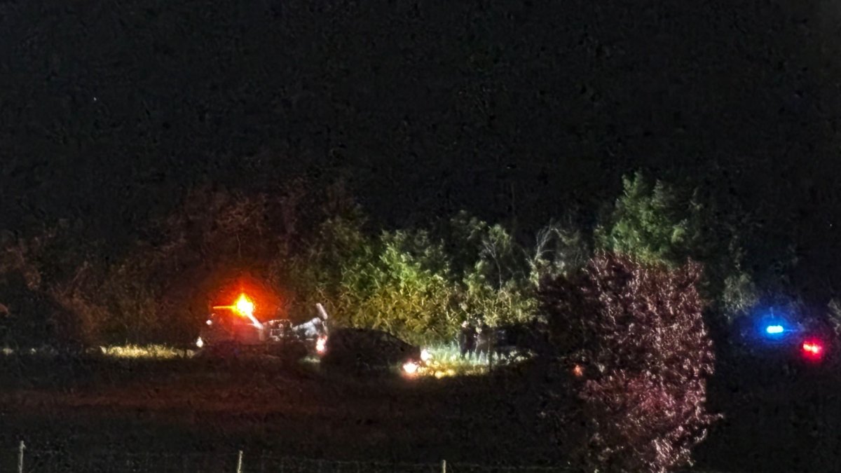 El vehículo que huyó de la Policía volcó en Azadinos.
