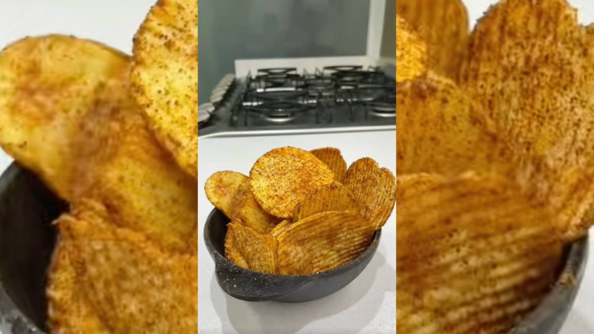 Las patatas picantes de TikTok triunfan por un truco inesperado: convertir salsa picante seca en un condimento lleno de sabor.