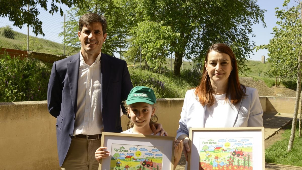 La pequeña Irene del Riío con su trabajo premiado.