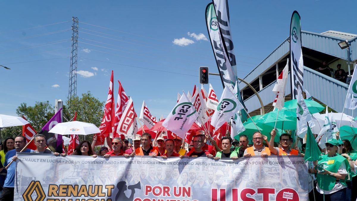 Concentración de trabajadores de Renault ayer, en Valladolid.