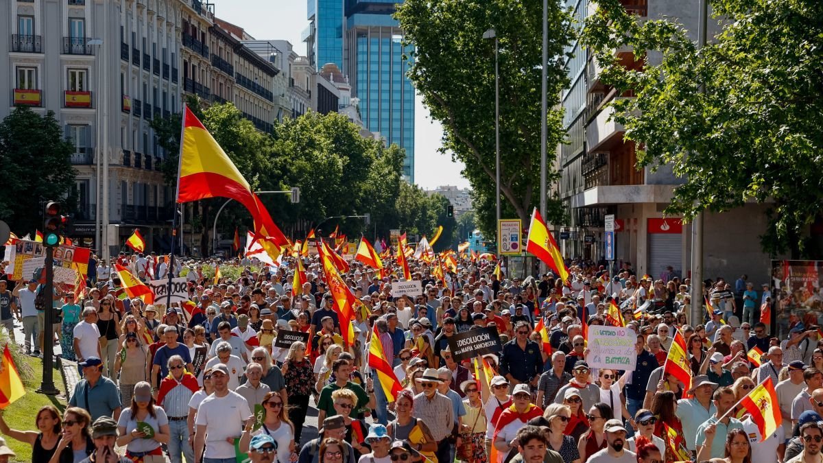 Miles de personas piden en Madrid la dimisión de Sánchez en una marcha apoyada por Vox y PP.