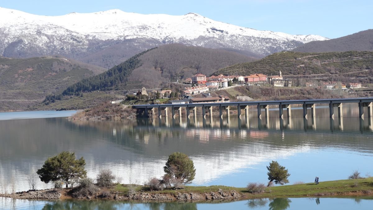 Vista de Riaño y su viaducto.